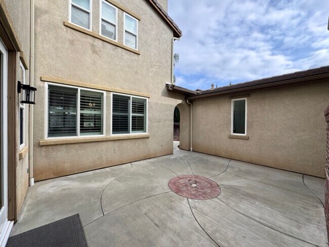Building Photo - Discover this beautifully upgraded 5 bedro...