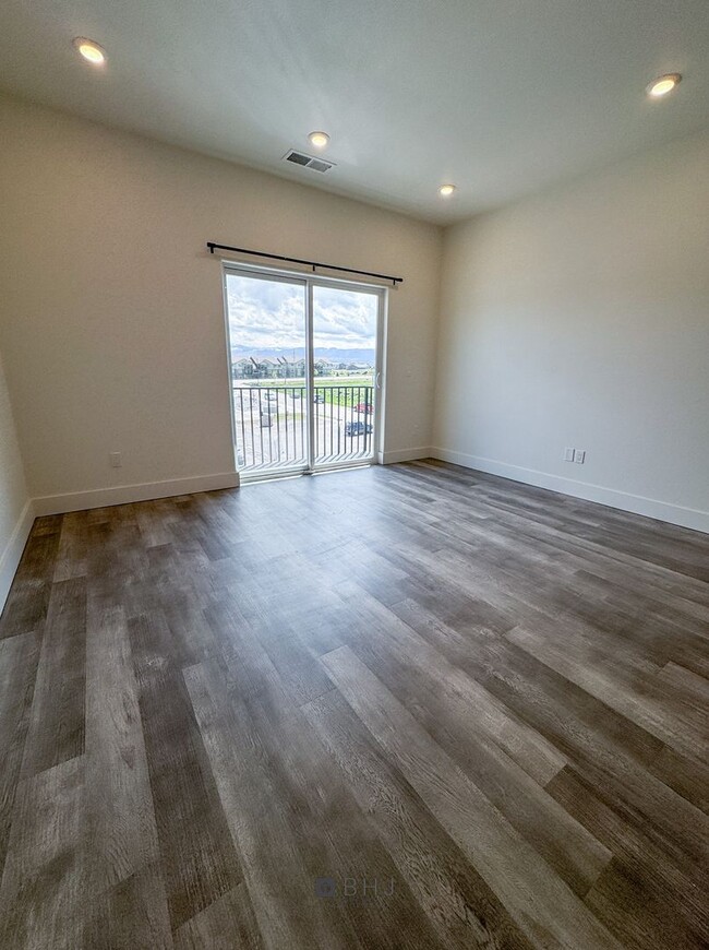 Building Photo - BRAND NEW Pet Friendly 1 bed/ 1 bath apart...