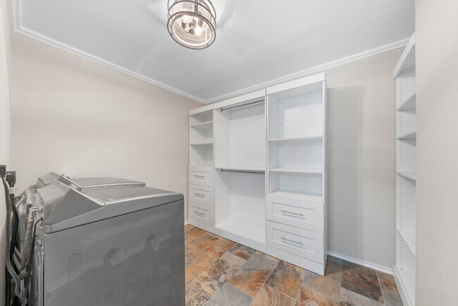 Building Photo - Spacious 4-Bedroom Retreat with Fireplace & Island Kitchen in New Braunfels