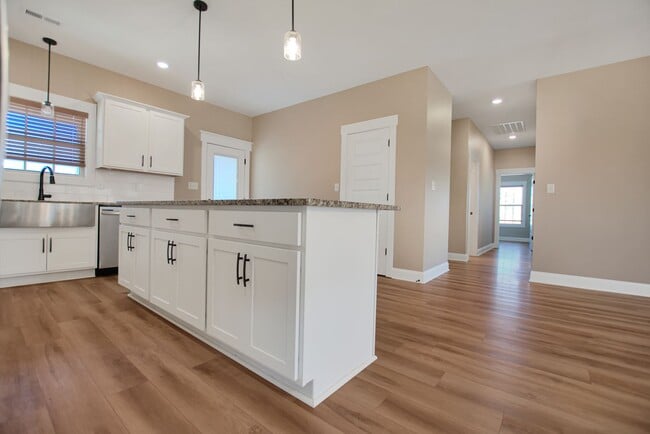 Building Photo - Pet Friendly Three Bedroom!