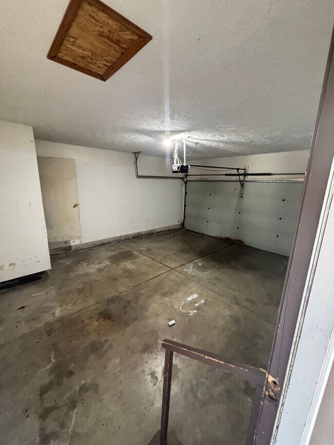 Building Photo - 831 W Edgewood St