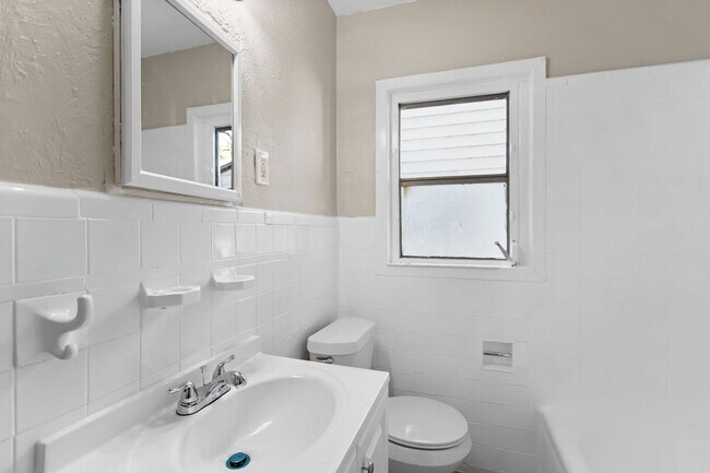 Building Photo - Spacious 3bdrm/1bath House $2295.00 ** Fen...