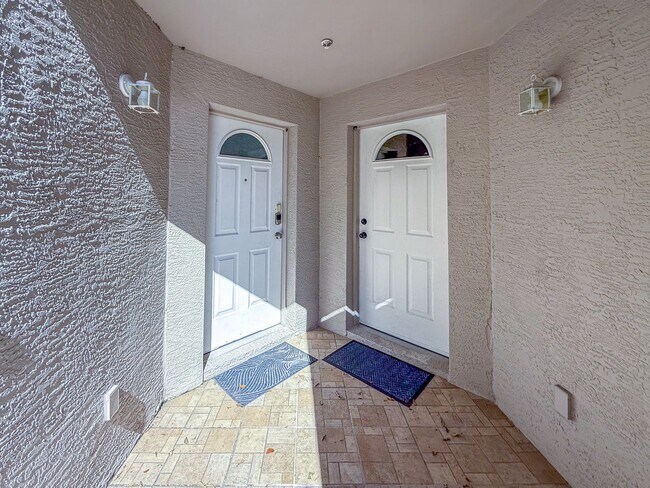 Building Photo - 2BR | 2Bath Central Sarasota Townhouse