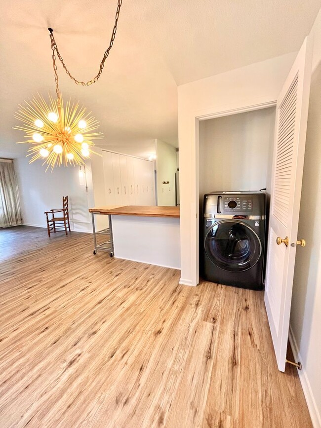 Building Photo - Newly Renovated 2bd/2ba Dwtn Condo!