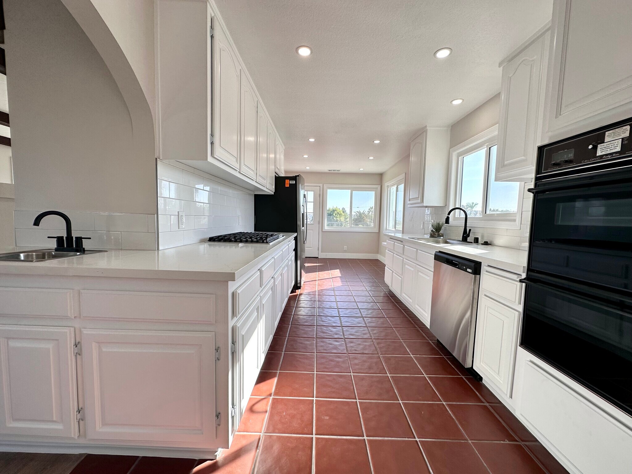 Building Photo - 770 W 2nd St