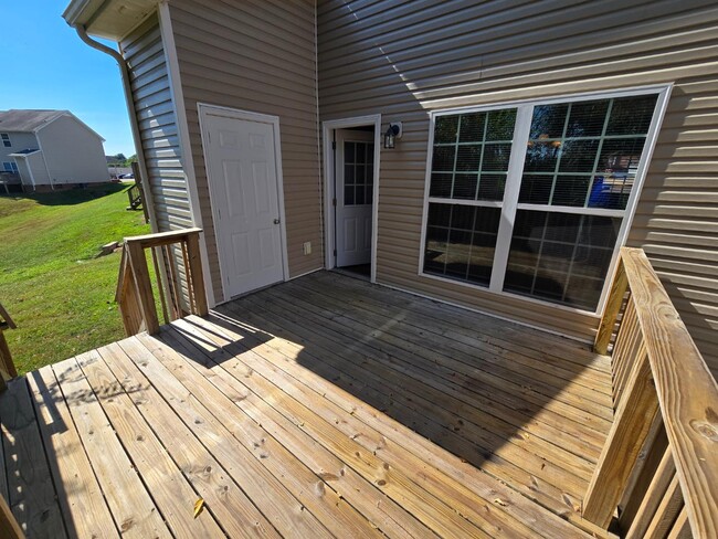 Building Photo - 706 Pebble Stone Ct