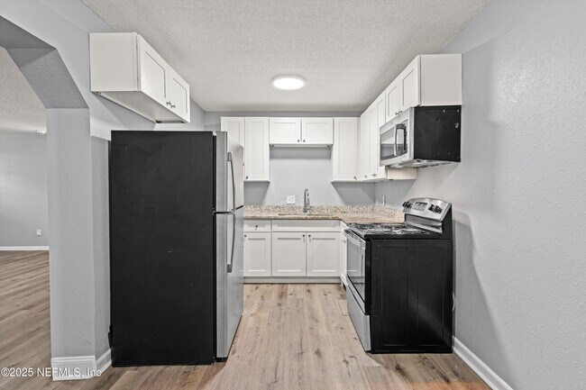 Building Photo - 2739 King Cole Dr