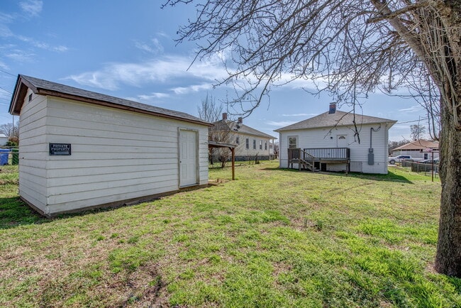 Building Photo - 21 Maple Ave