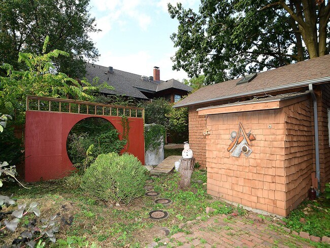 Building Photo - Cool House | 50% Off First Months Rent