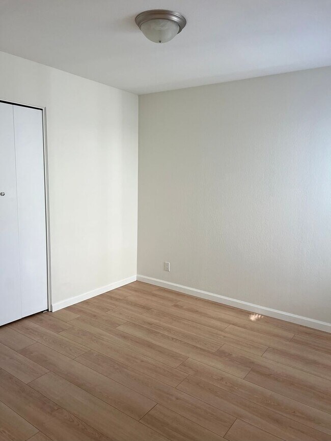 Building Photo - SPACIOUS BRIGHT CUL-DE-SAC 3BD/2BA HOUSE w...