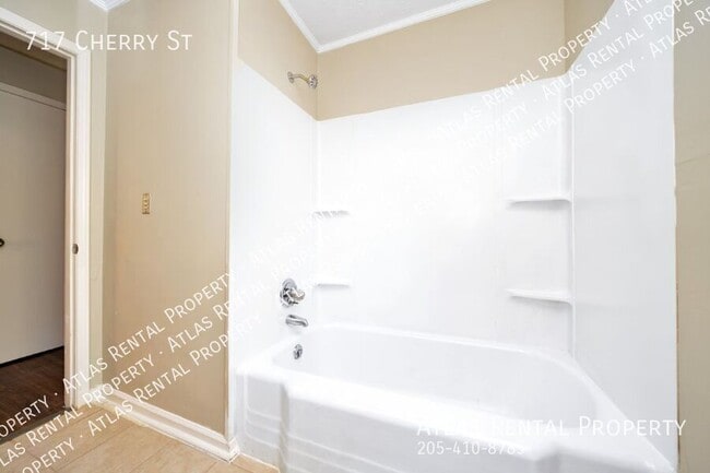 Building Photo - 717 Cherry St