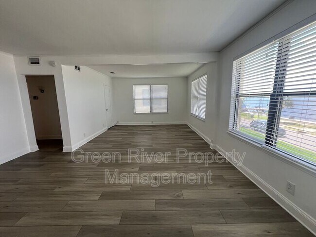 Building Photo - 1789 River Rd