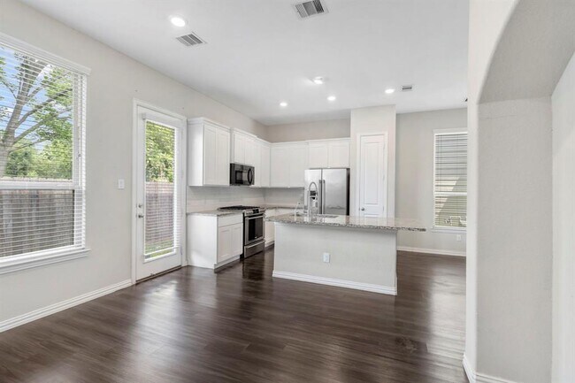 Building Photo - 5021 Lehman Oaks Dr