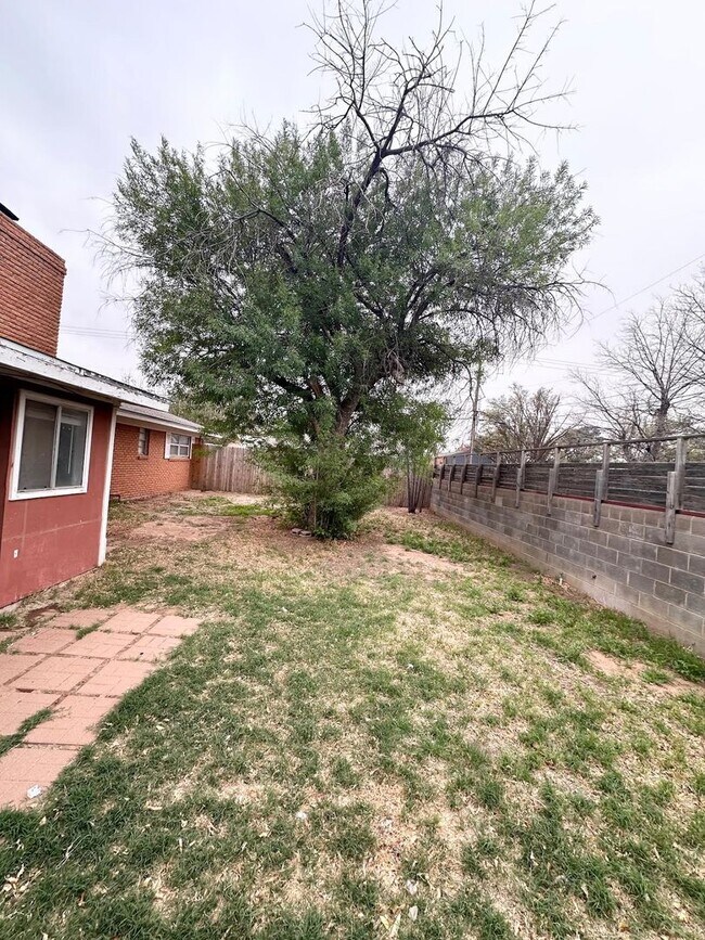 Building Photo - 3 Bedroom 2 Bathroom Ready to Rent