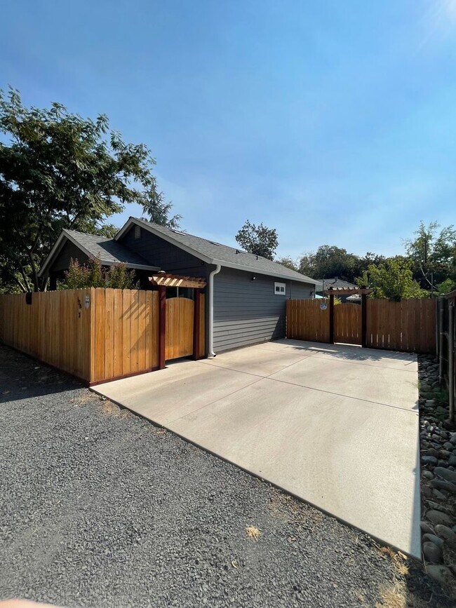 Building Photo - 126 W 20th St