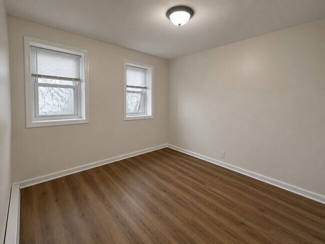 Building Photo - 4 Bed 2 Bath Townhouse for Rent in Rome, NY
