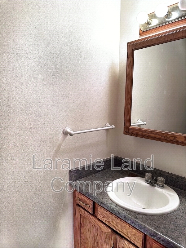 Building Photo - 1675 N 6th St