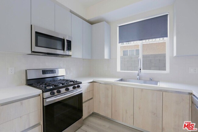 Building Photo - 5832 Tujunga Ave