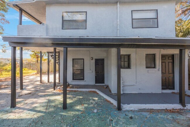 Building Photo - 935 Union St S