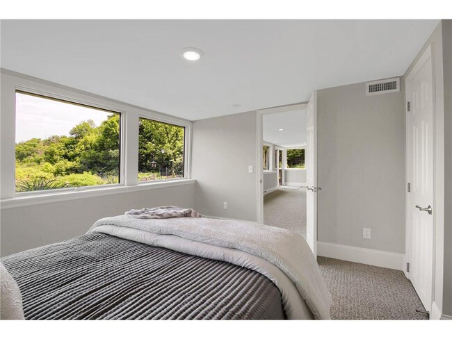 Building Photo - 3465 Deephaven Ave