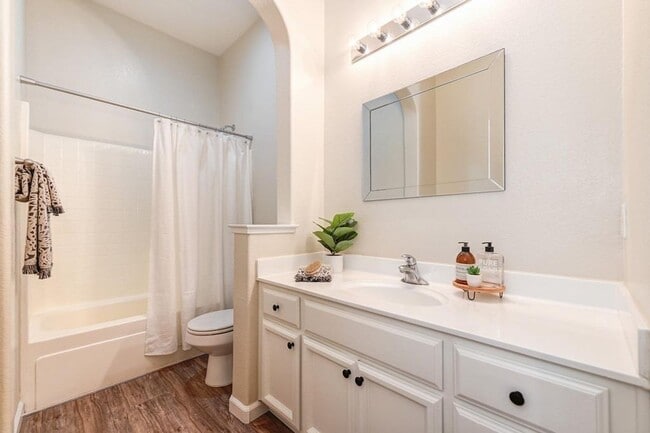 Building Photo - Gorgeous Roseville 4 Bedroom