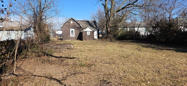 Building Photo - 2 Bedroom 1 Bathroom Home  $795!