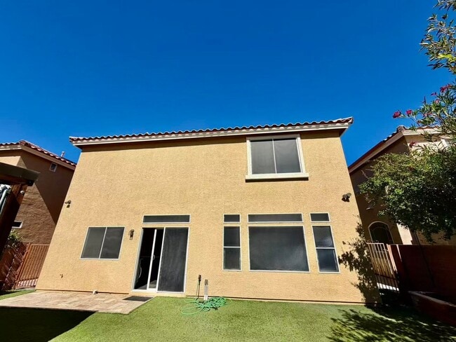 Building Photo - A beautiful 2 stories 5 Bedroom Home in a Highly Desired Location