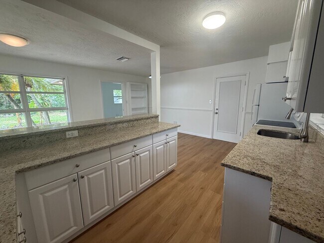 Building Photo - 3 Bedroom 2 Bath Single Family Home w/Garage & Bonus Room