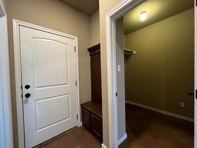 Building Photo - 4 Bedroom Single Family Home:  Available Now!