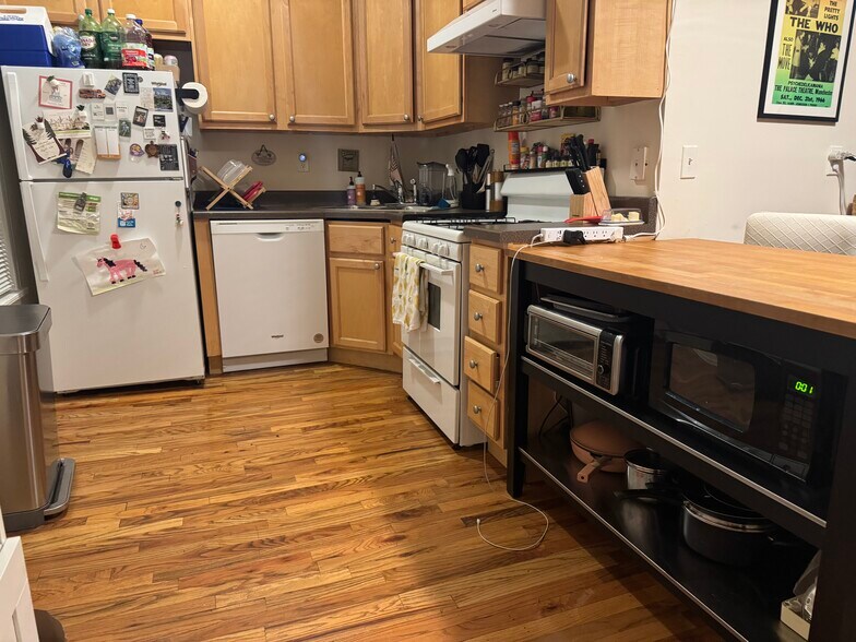 Building Photo - 2614 N Racine Ave