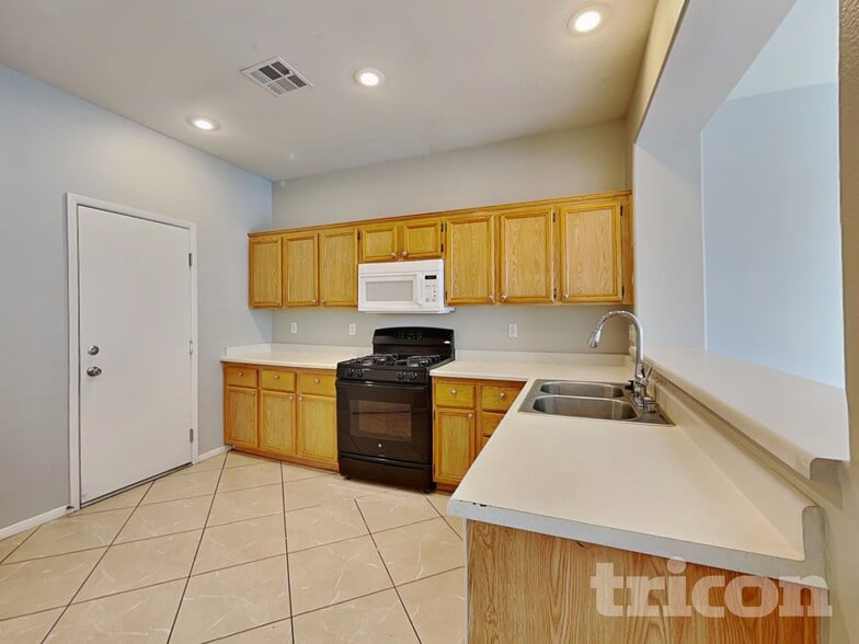 Building Photo - 5890 Autumn Harvest Ave