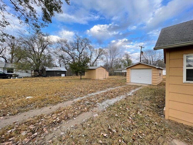 Building Photo - Two Bedroom Home with Detached Garage