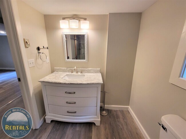 Building Photo - Charming 2 Bedroom Home --- Walking Distance to Campus!