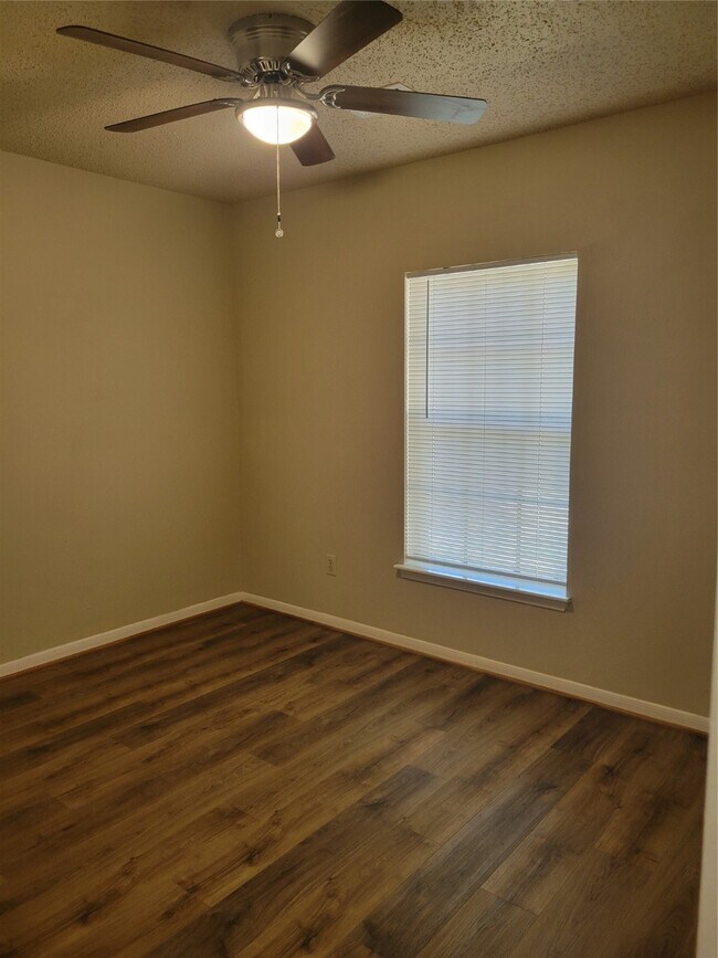 Building Photo - 9315 Southleigh Dr