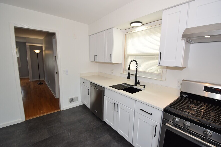 Building Photo - 40 Glaser Ave