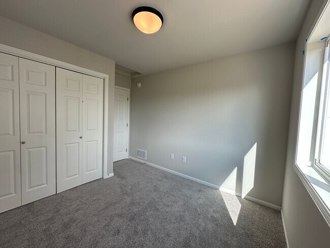 Building Photo - 4-Bedroom, 2-Bathroom Twin Home in South Fargo!
