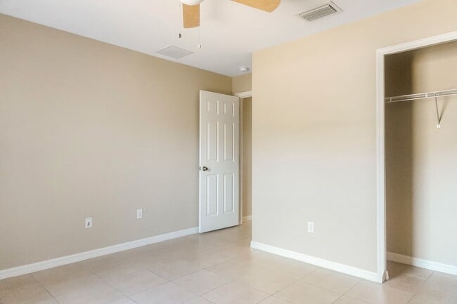 Building Photo - Discover Your Ideal Home in Poinciana, FL!