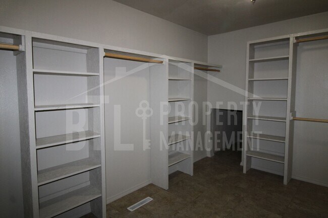 Building Photo - Beautiful Duplex in Kimberling City - Util...