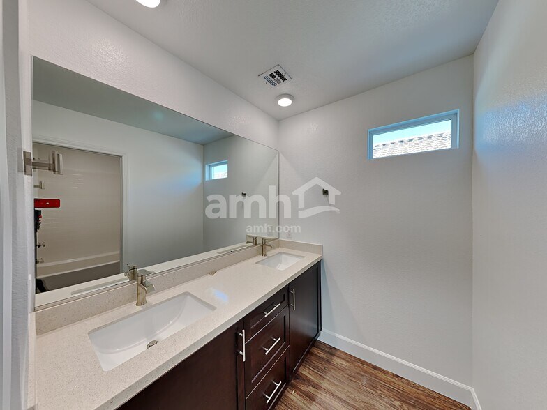 Building Photo - 3337 Blodwen St