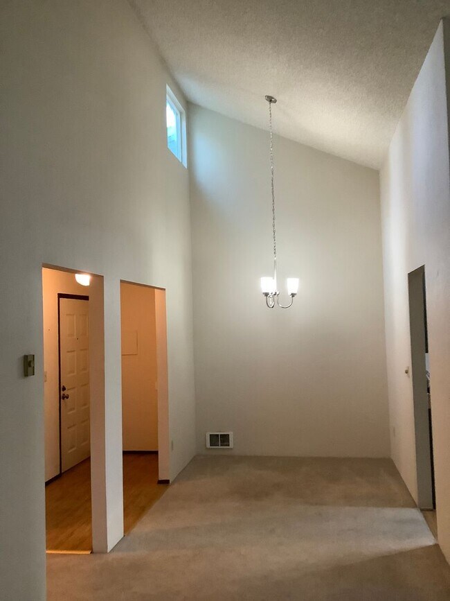 Building Photo - 820 Cady Rd