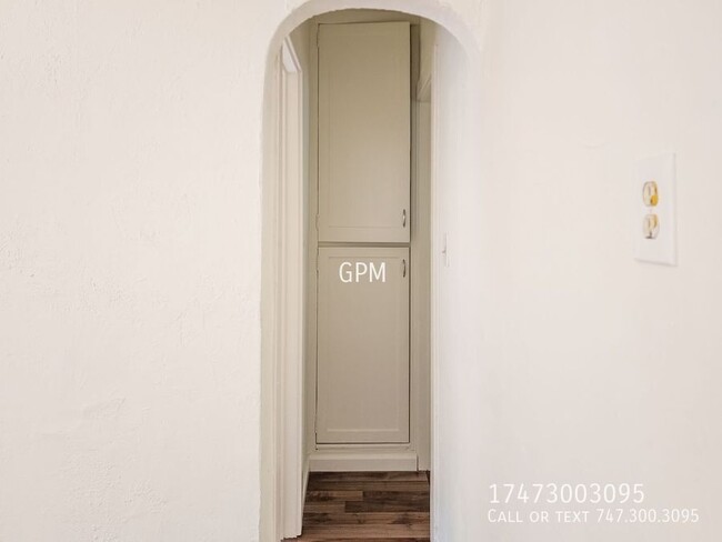 Building Photo - Charming 1-BR in Silverlake, w/ Parking!