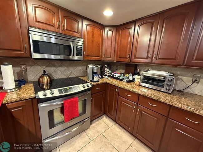 Building Photo - 950 Egret Cir