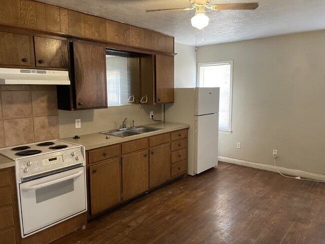 Building Photo - Cute One Bedroom Close to Campus with Lawn...