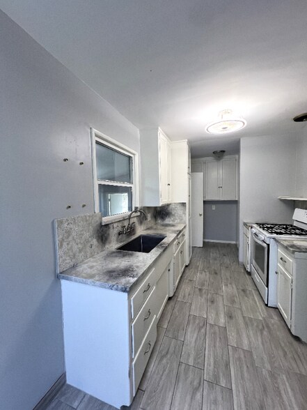 Building Photo - 1122 E Santa Fe Ave