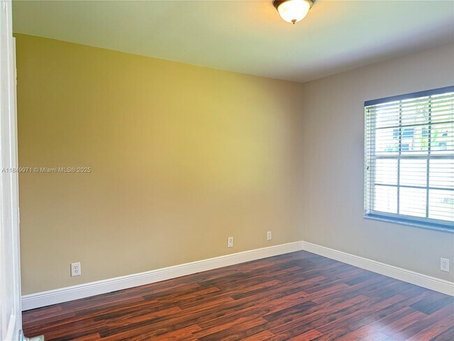 Building Photo - 807 Heritage Dr