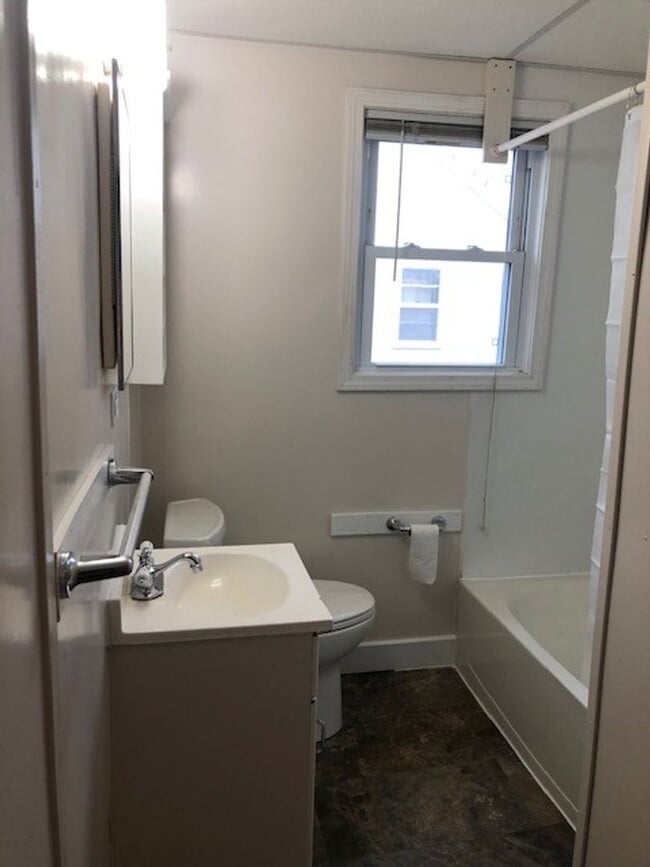 Building Photo - 3 Bedrooms, 1 Bathroom Duplex Lower Level in Brainerd, MN