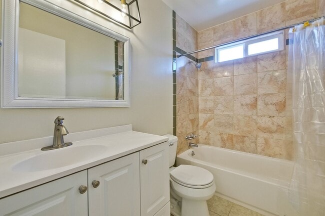 Building Photo - Beautiful Birdland Home on Quiet Cul-de-Sa...