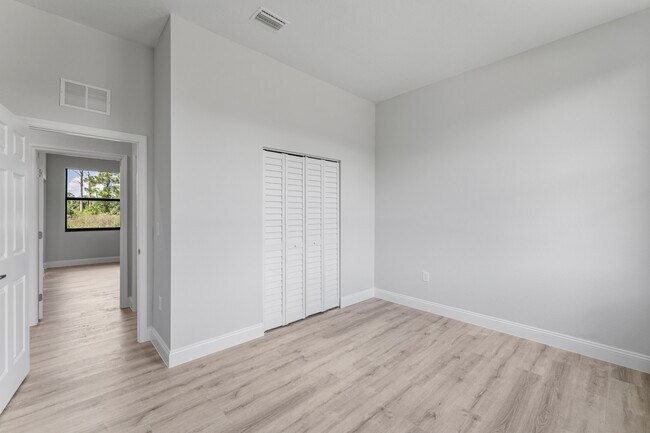 Building Photo - 556 Sherwood Ave S