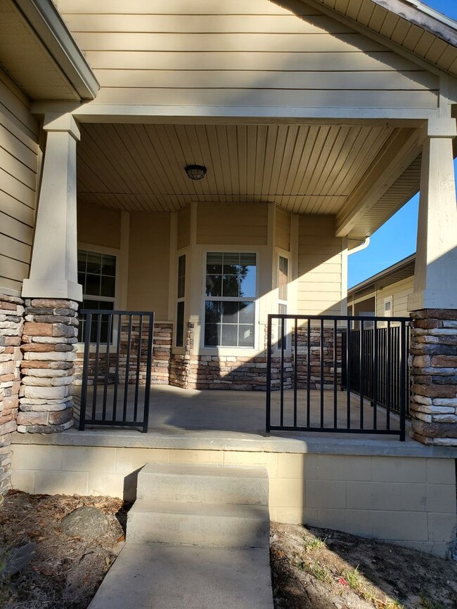 Building Photo - 3/2 with 2 car garage in South Pointe