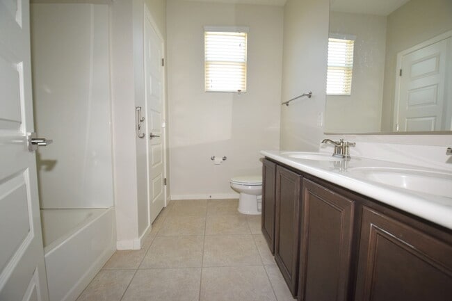 Building Photo - Impressive 4 bed 3 bath Circle Cross Home!